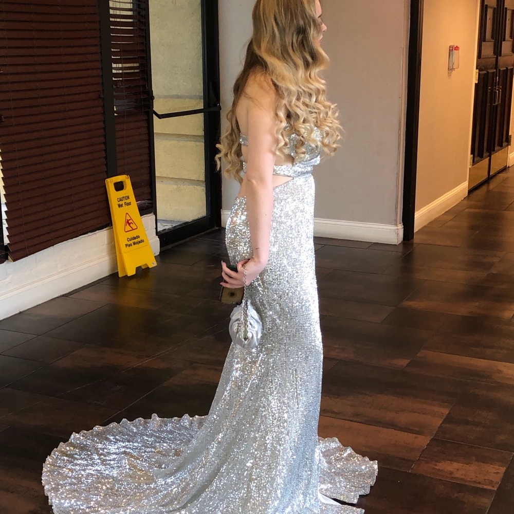 Prom dress, only worn once, great condition. - Picture 2 of 4